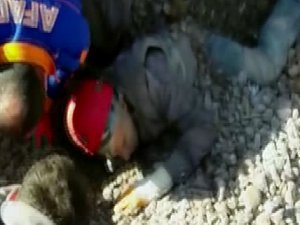 Mıcırın altında kalan işçinin kurtarılma anları görüntülendi