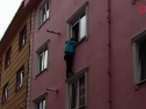Ablasının evde kilitlediği çocuk pencerede asılı kaldı