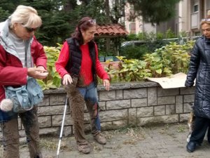 Hastaneye giderken beton dolu çukura düştüler