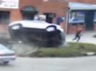 Üstüne uçan araçtan böyle kaçtı