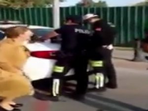 Ehliyetsiz yakalanan kadın öğretmenden ilginç tepki