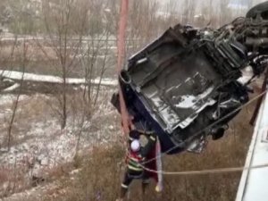 Tır köprüde asılı kaldı: Şoför böyle kurtarıldı