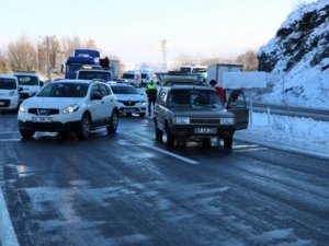 Araçlar buzda dans etti, sürücülerin imdadına diğer sürücüler yetişti