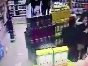 Çarpışan kadınlar saç başa böyle kavga etti