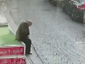 Fatih'te yaşlı adamın üzerine reklam tabelası düştü
