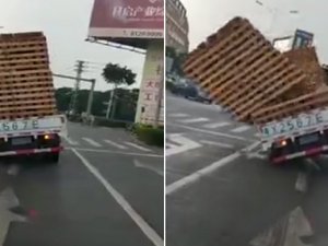 Aşırı yüklü kamyonet böyle devrildi