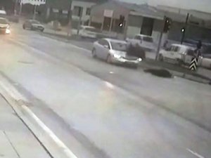 Abla ve kardeşe otomobil çarptı, metrelerce havaya savruldular