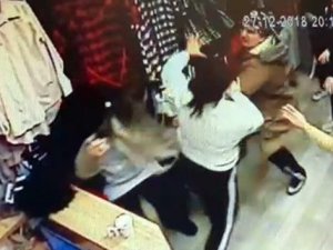 Kadınların mağazada uçan tekmeli kavgası
