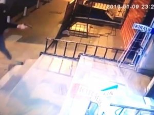 İstanbul'da dehşet anları kamerada! Korku ile içeri kaçtı ama...
