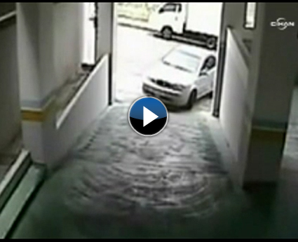 Park ederken arabayı hurdaya çevirdi