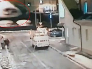 Otomobil 211 km hızla evin çatısına uçtu