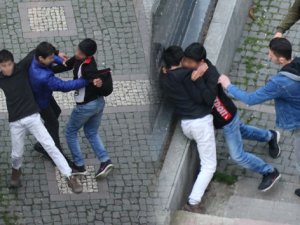 Çocukların uçan tekmeli ve yumruklu kavgası