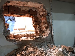 2 milyon lira değerindeki 10 kilogram altını çalarak kaçtılar