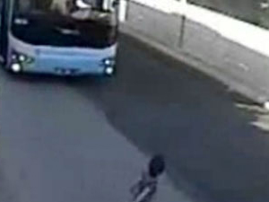 Otobüs 3 yaşındaki çocuğa çarptı