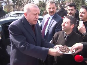 Cumhurbaşkanı Erdoğan'a evinin önünde doğum günü sürprizi