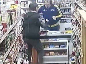 Markette derbi izleyen baba ve oğlunun gol sevinci güvenlik kamerasına yansıdı