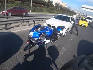 Otomobil motosikleti sıkıştırınca ortalık karıştı