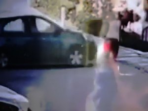 Çarptığı kadınla sitenin bahçesine uçtu