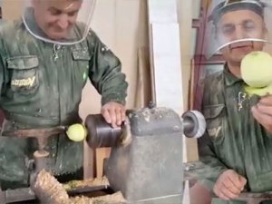 Elma soymanın en ilginç yolu