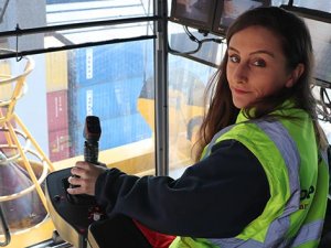 Bu limanda tonlarca ağırlıktaki yükler ojeli parmaklara emanet