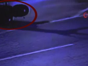 Motosikletlinin yerde metrelerce sürüklendiği kaza kamerada