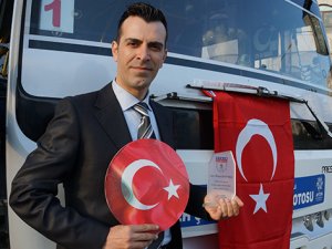 Trafikte aracını durduran şoför Türk Bayrağını yerde bırakmadı