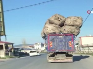 Trafikte tehlike saçan aşırı yüklü kamyon kamerada