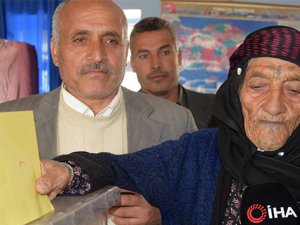 Türkiye'nin en yaşlı kadını Cumhurbaşkanı Erdoğan'a dualar ederek oyunu kullandı