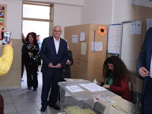 Herkes Binali Yıldırım zannetti: Benzeri meraklı bakışlar arasında oy kullandı