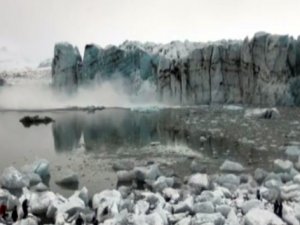 Turistler buzul kırılmasından son anda kurtuldu