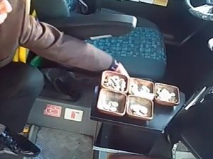 Yolcu dolu minibüste hırsızlık kamerada