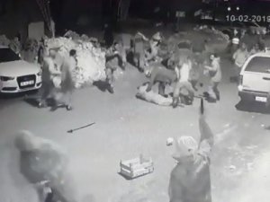 Silahların patladığı kavgada şahısların vurulma anı, sopaların havada uçuşması an be an kameraya yansıdı