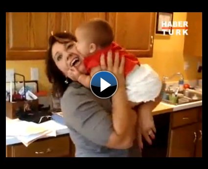 Annesini ısırmaya doyamıyor!