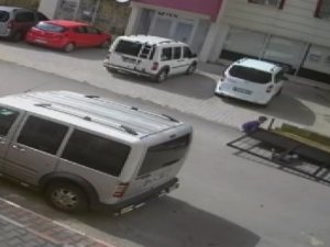 Demir kapı çocuğun üzerine böyle düştü