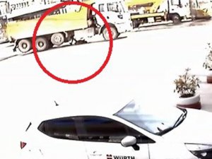 Yaşlı adamın hafriyat kamyonunun altında ezilme anı güvenlik kamerasında