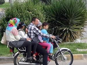 Kilis’te 2 kişilik motosiklete binen 5 kişiyi görenler "bu kadarına da pes" dedi.