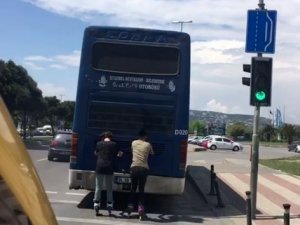 Otobüsün arkasında seyahat edip akrobatik hareketler yaptılar