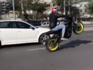 E-5'te trafiği birbirine katan motosiklet sürücüleri kamerada
