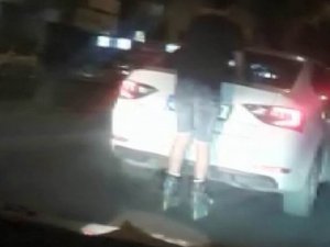 Diyarbakır’da bir otomobilin arkasına tutunup ilerleyen patenli gencin tehlikeli yolculuğu görenleri korkuttu.
