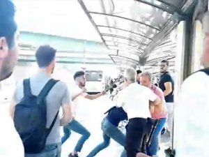 Metrobüs durağında tekme ve tokatlı kavga kamerada