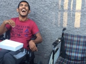 Böyle görüntülendi... Suriyeli engelli gencin akülü sandalye heyecanı...