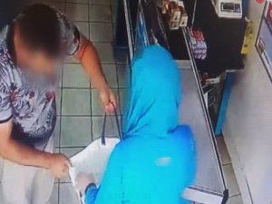 Markette ürünleri çantasına saklayarak çalmaya çalışan hırsız kamerada