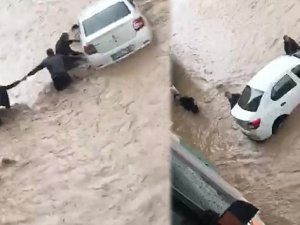 Sel sularına kapılan otomobili yüzdürerek kurtardılar