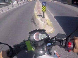 İstanbul'da otobüsü sollamak isteyen motosikletli gencin kazası kamerada