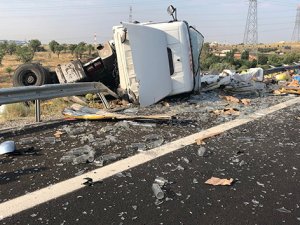 Başkent'te tır sürücüsü uyudu, aracı bariyerlere çarpıp ters döndü