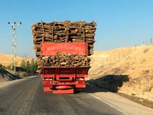 Siirt'te yük dolu kamyonun tehlikeli yolculuğu