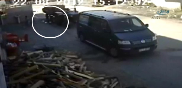 Traktör üstünden geçti, burnu bile kanamadı