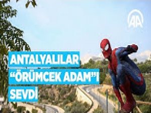 Antalyalılar sokaklarda dolaşan Örümcek Adamı sevdi