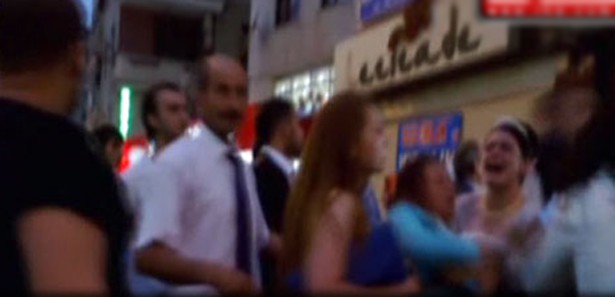 Gelinliğiyle kavganın ortasında kaldı