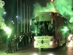 Konyaspor taraftarı 3 bin meşale ile takımını  karşıladı